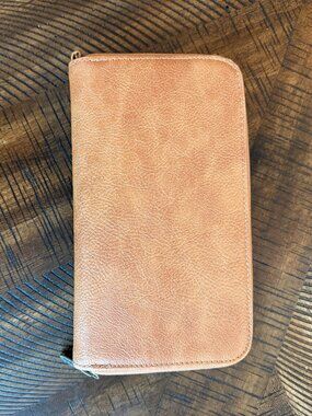 Thirty-One Jewell Faux Leather Zip Around Wallet – Tan/Cognac